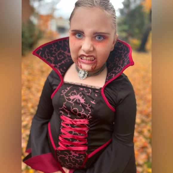 Girls Vampire Costume - Picture 3 of 3